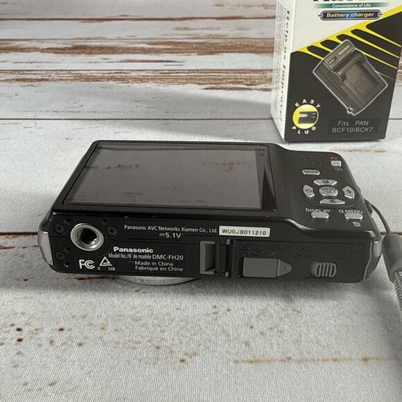 Panasonic Lumix 14.1MP Digital Camera - DMC-FH20 - PARTS / REPAIR - CAMERA ONLY - Picture 5 of 6